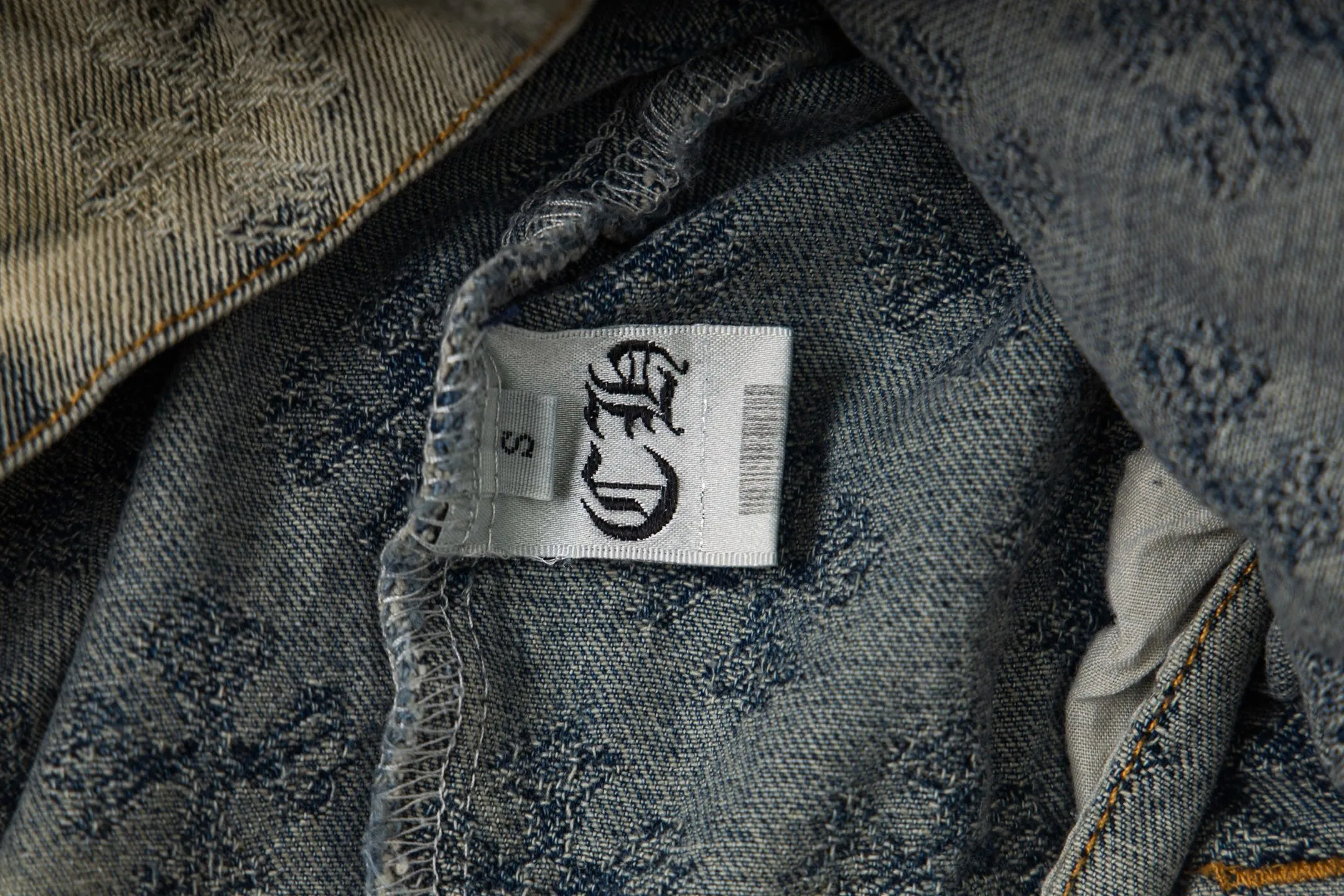 P340 Style No.: Y194 ChromeHearts heavy-duty steel-printed classic Sanskrit all-over jacquard hot-drilled denim jacket for men and women. New ChromeHearts Sanskrit printed custom fabric jacket. Gradient color wash, hot-drilled cross denim jacket on the back. A very heavy-duty one. The top is made of heavy weight. Presbyopia is suitable for early autumn outings. The denim fabric can be directly machine washed without deformation. Washing and distressing also give a sense of high-end. Power style wear, follow the photo and mirror. The gradient color is super high-end 💕 Each diamond shines with a unique light, as if telling a fashion story ✨ The steel-printed jacquard adds a three-dimensional and artistic sense, making this jacket instantly unique. Size:s m l xl